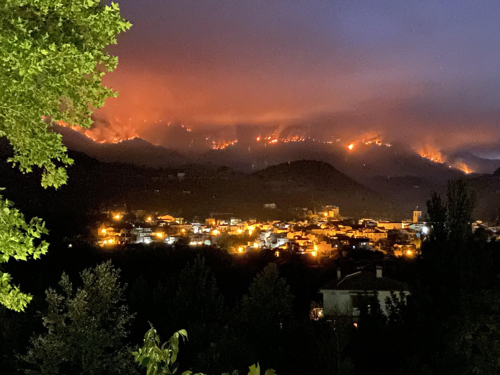 Las imágenes del incendio de Granada que causa terror en la provincia