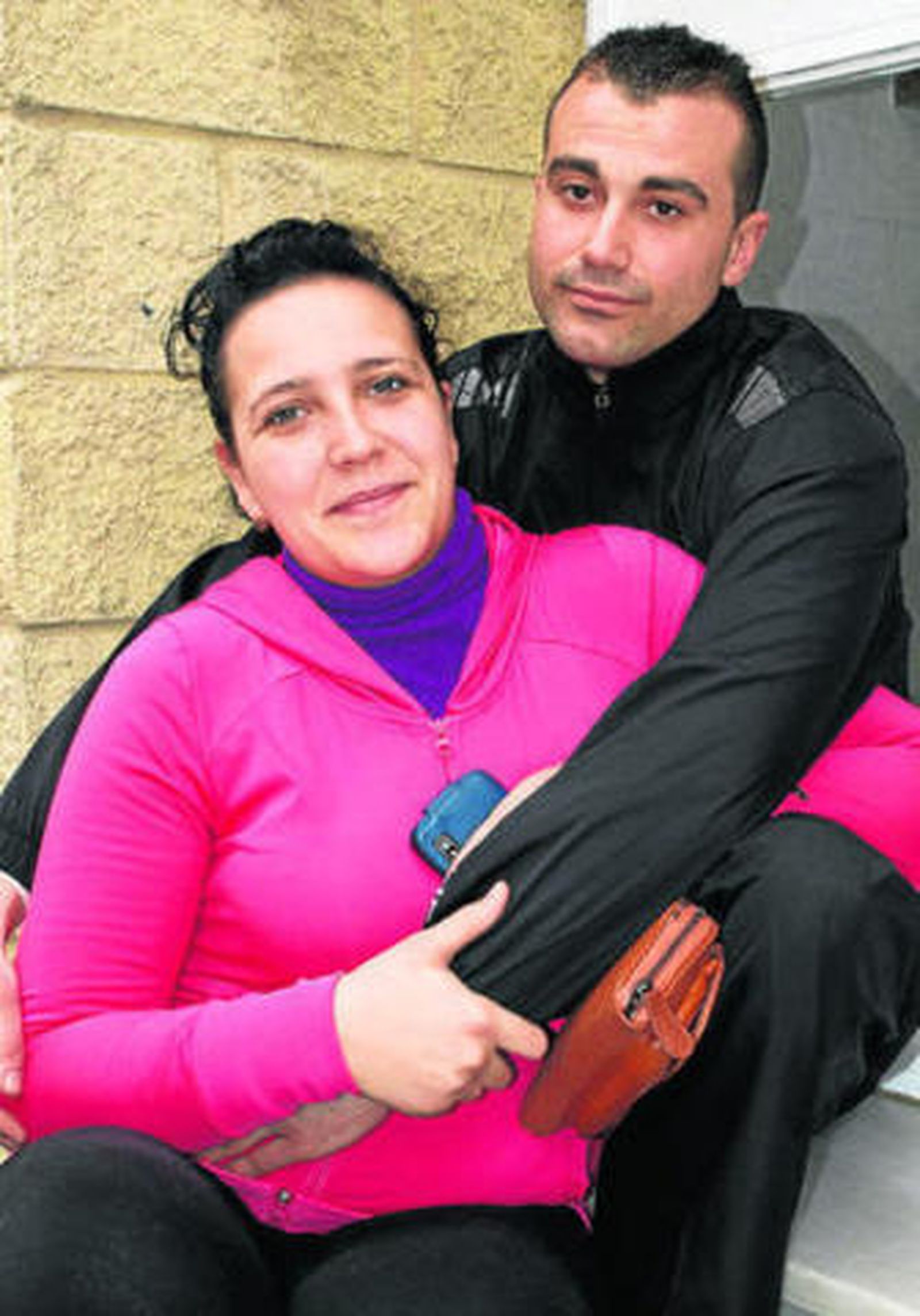 Santiago García, junto a su esposa, ayer.