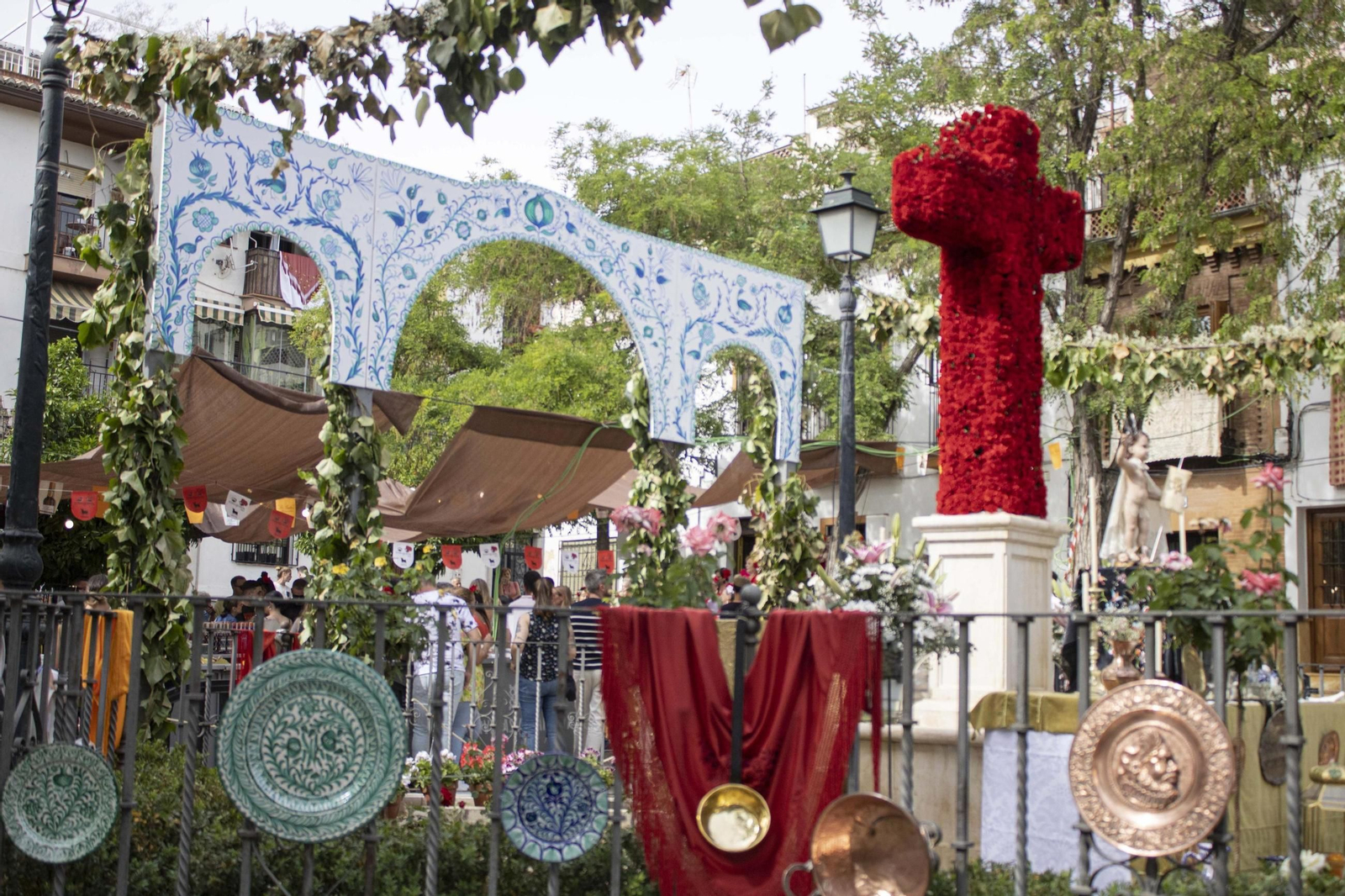 La Cruz cuenta con numerosos elementos simbólicos que completan el altar.