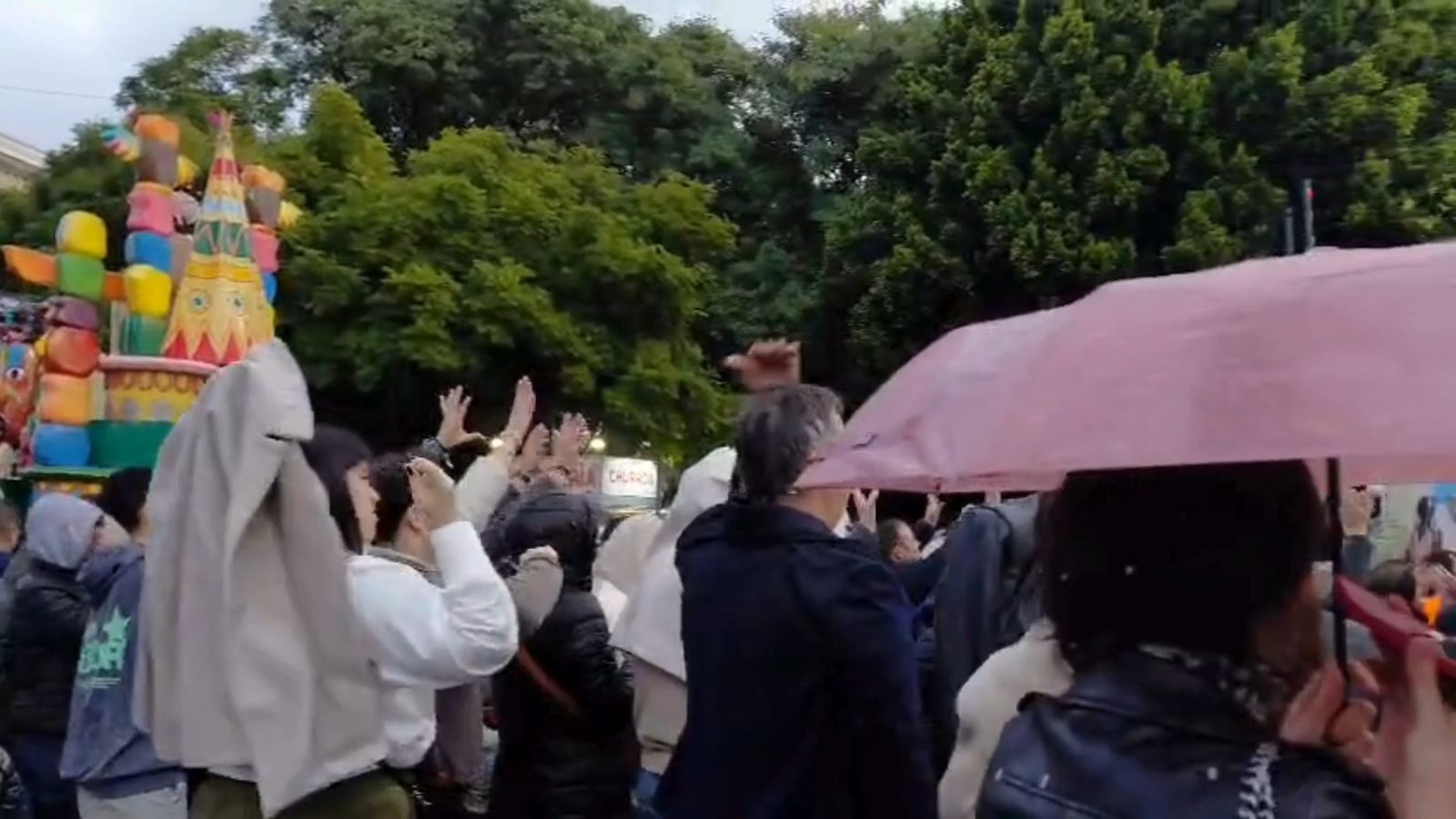 Un fuerte chaparrón sorprende a la Cabalgata de Reyes Magos de Sevilla 2026 en su salida