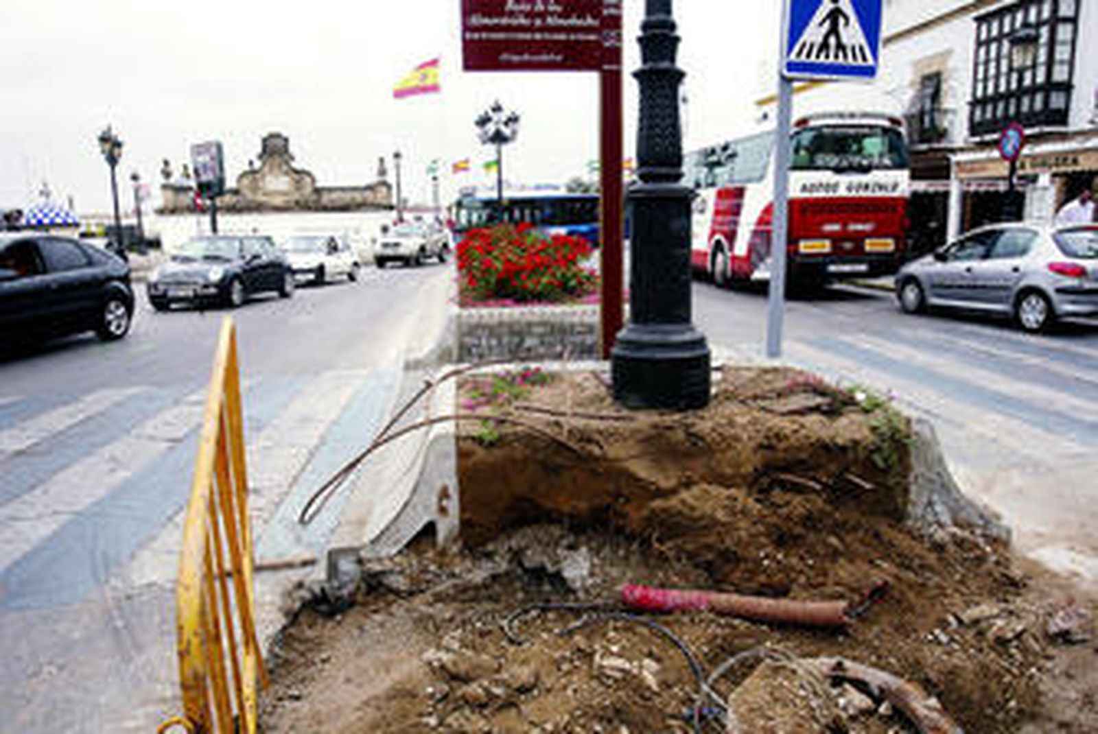 Ayer se comenzó a derribar parte de la mediana de la plaza de Las Galeras.