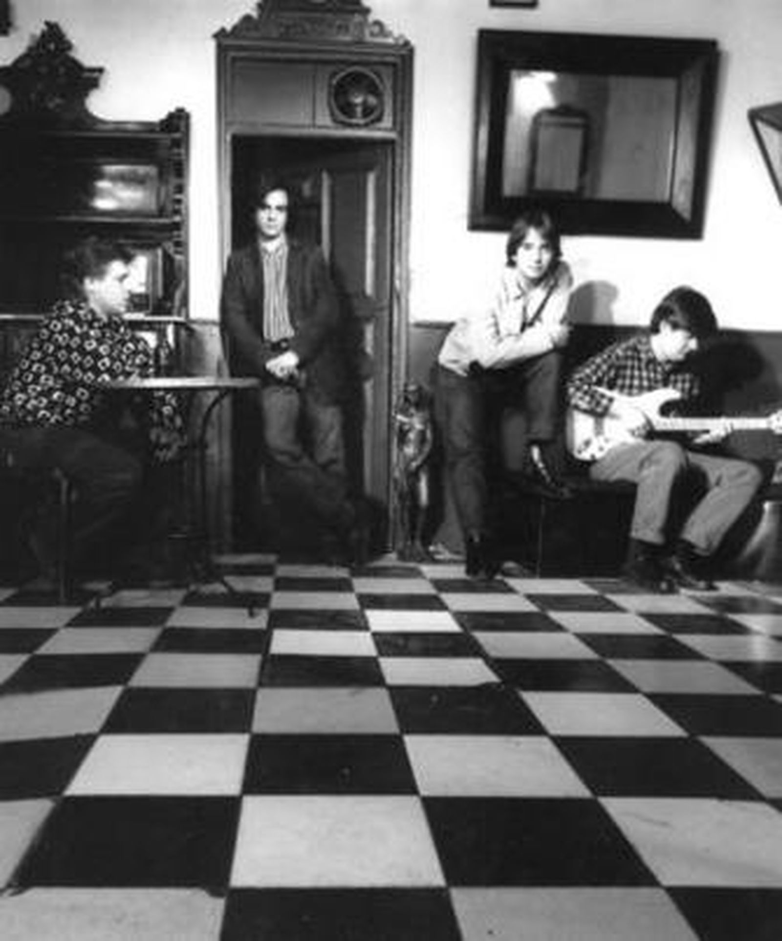 Imagen del grupo Los Secretos durante sus primeros pasos en el mundo de la música.