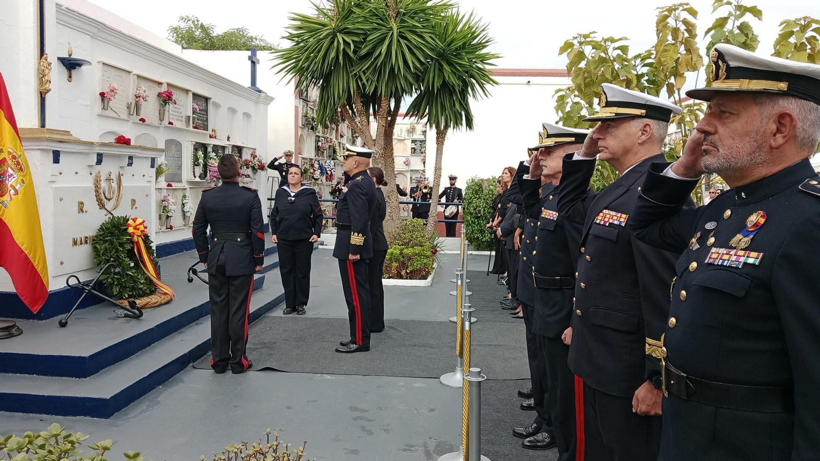 Día de los Difuntos en San Fernando: Las imágenes del responso de la Armada en el cementerio por los caídos