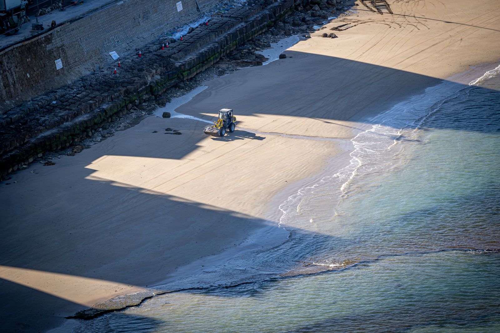 Imágenes del vuelo de despedida de los 'Sea King'  de la Quinta Escuadrilla de la FLOAN de la Armada por la Bahía de Cádiz