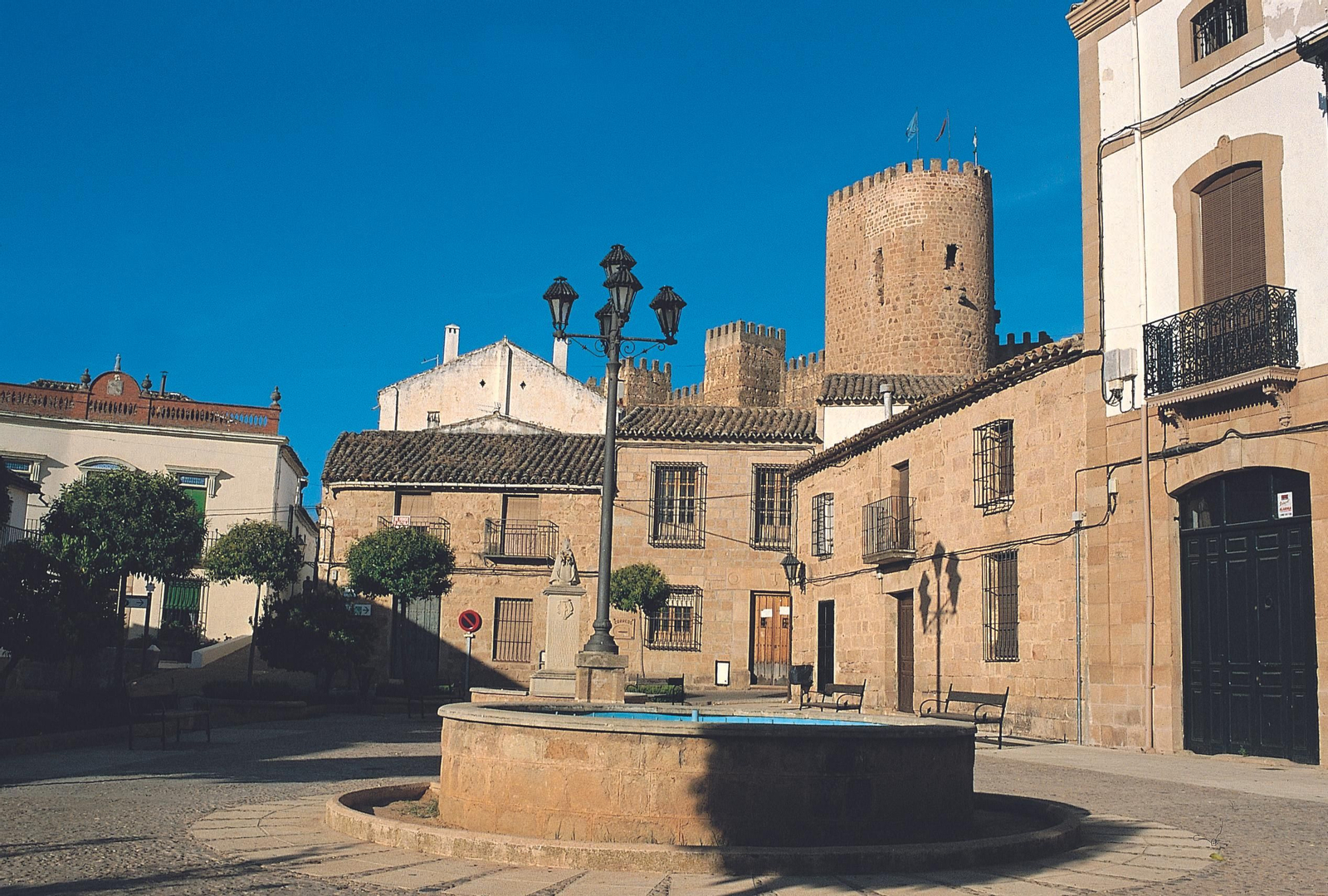 El casco histórico de Baños de la Encina te llevará a recrear la Edad Media.