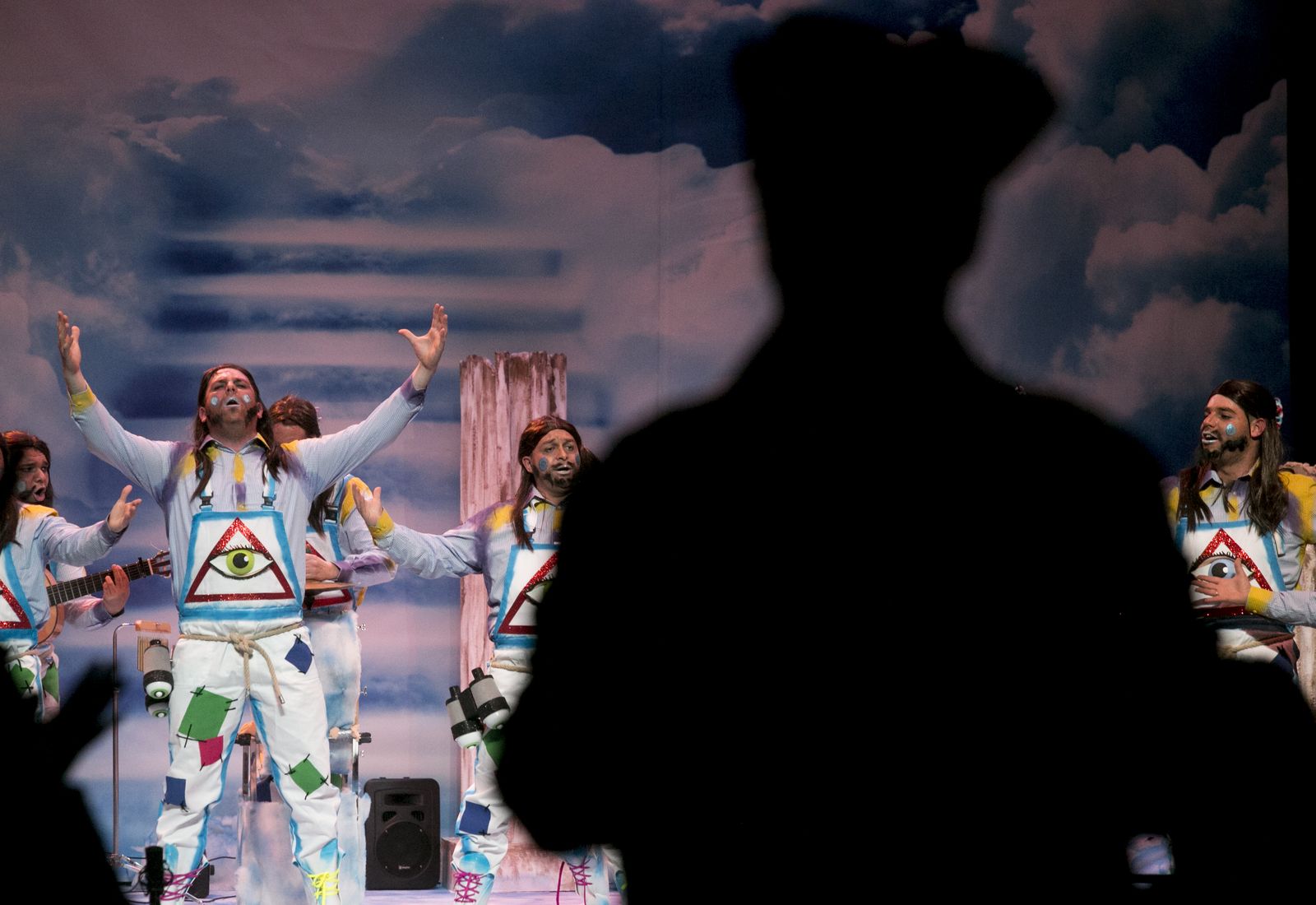 La murga 'Deja de perdir, que no soy Cofidí', de Punta Umbría.