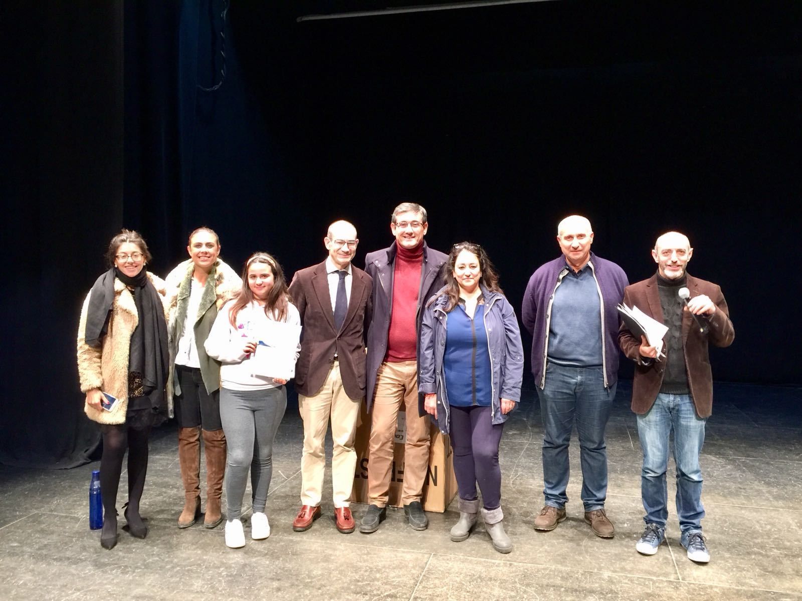 El alcalde del municipio junto a los premiados por la Asociación de Comerciantes.