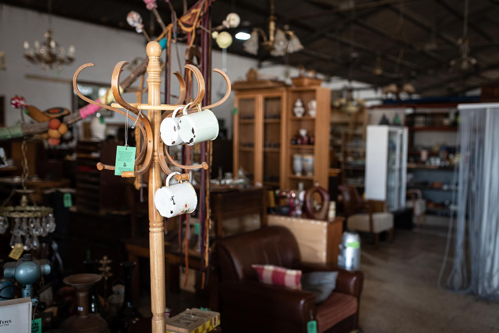 Una visita a la tienda de Traperos de Emaús en imágenes