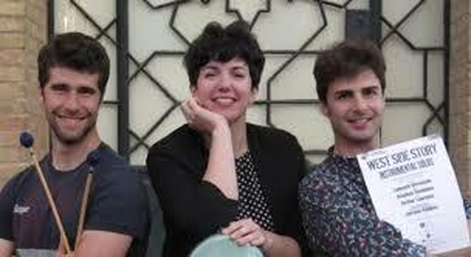 Beatriz González entre Daniel Díaz y Luis Vicente Martín.