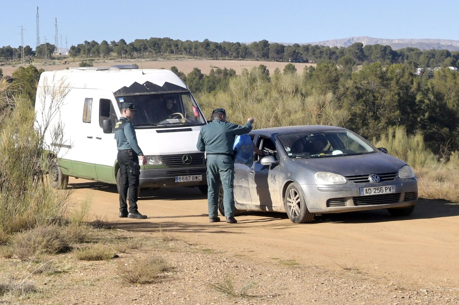 Una patrulla de agentes de la Guardia Civil habla con asistentes a la fiesta rave de La Peza