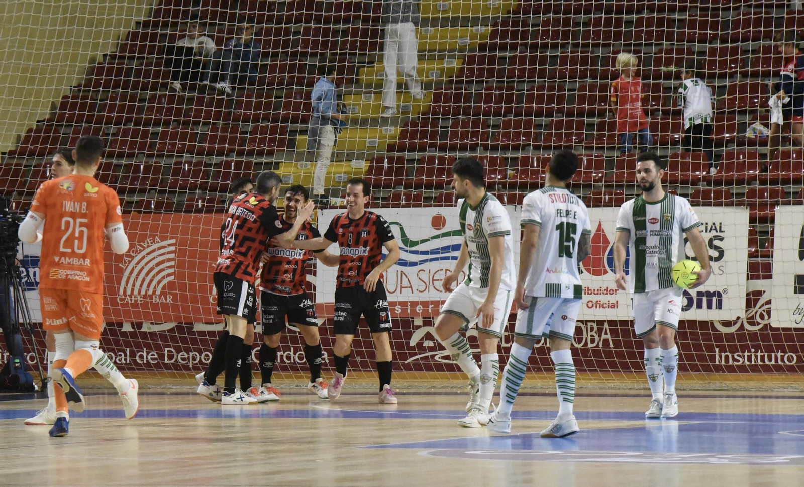 Las mejores fotos del ambiente en Vista Alegre para el Córdoba Futsal - AD Sala 10 Zaragoza