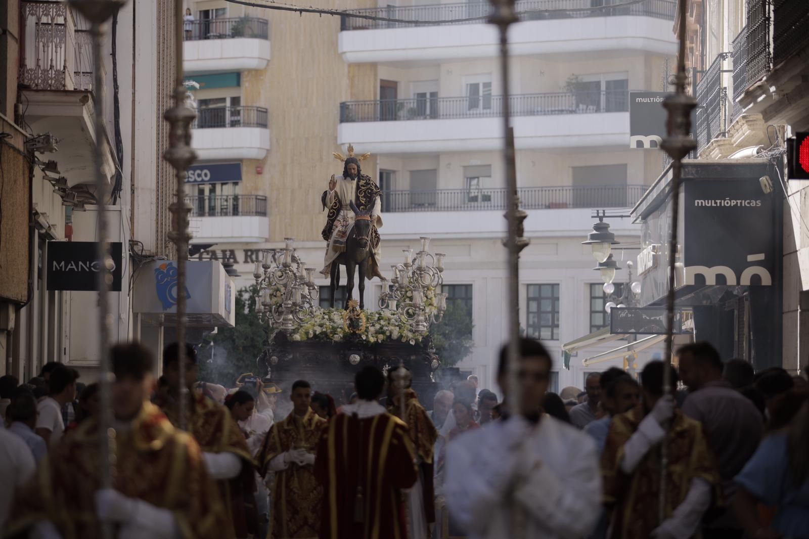 Imágenes de La Borriquita por el centro de Huelva en su salida extraordinaria