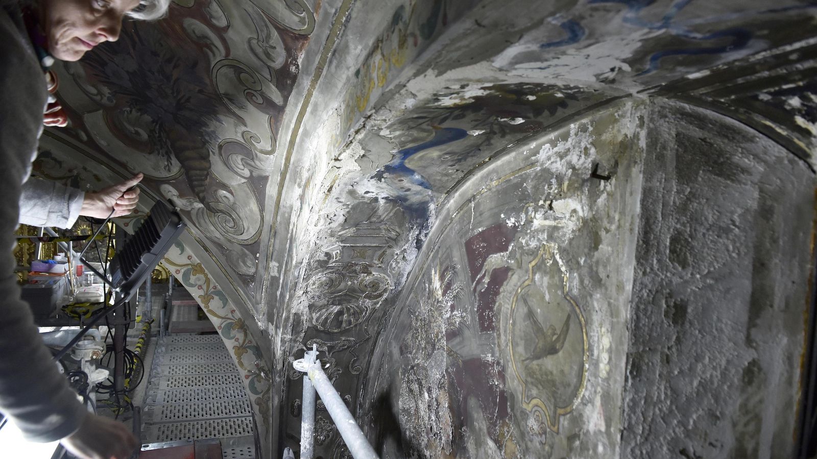 Efectos del agua en los muros y la decoración pictórica de la capilla.