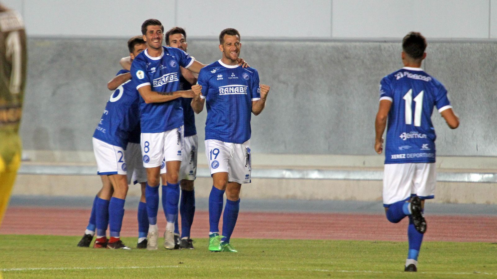 Máyor celebra el gol que dio la victoria al Xerez DFC en Chapín frente al Rota.