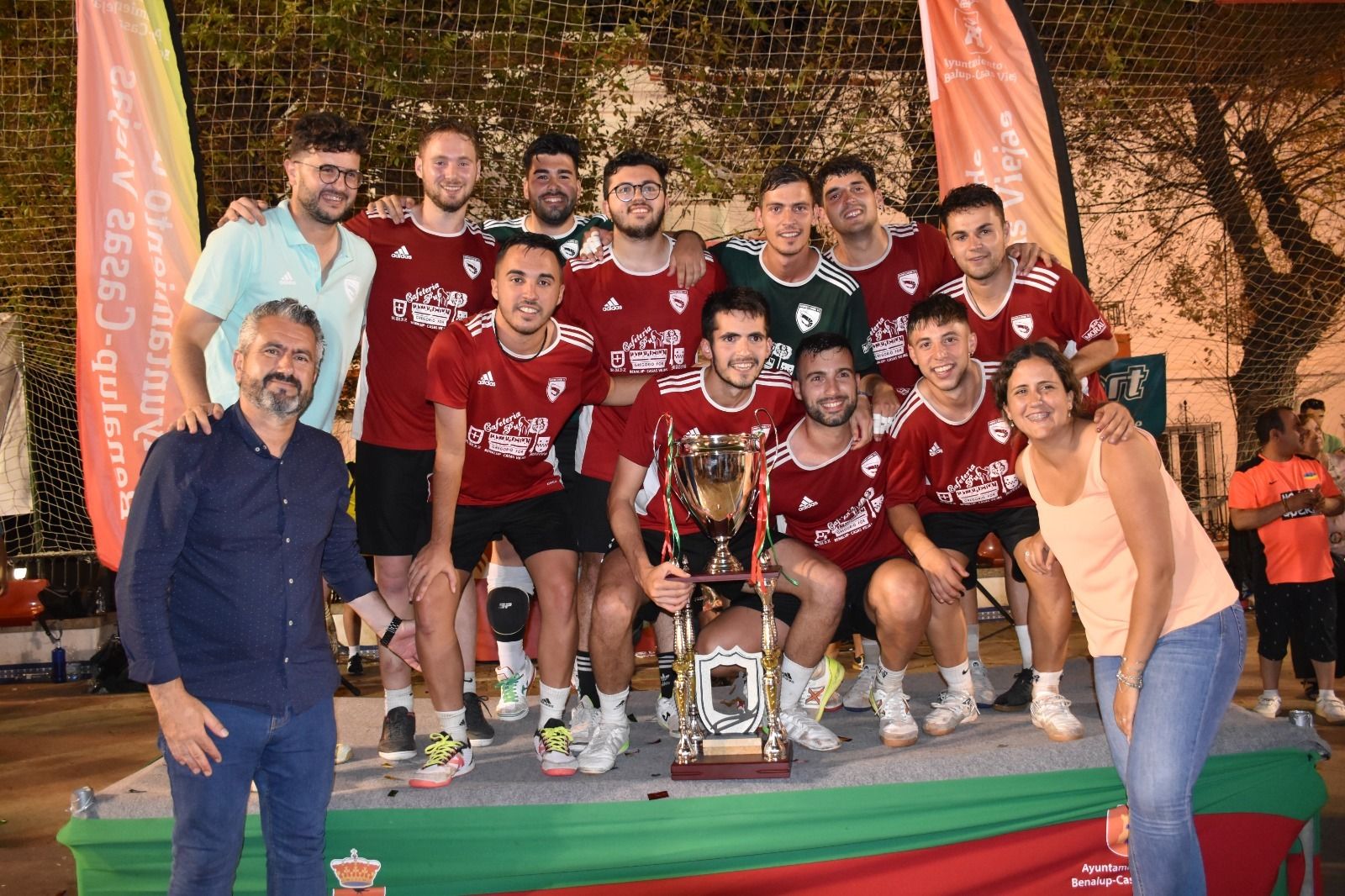 El Morecambe posa con el título de campeón tras recibir la copa de manos del alcalde.