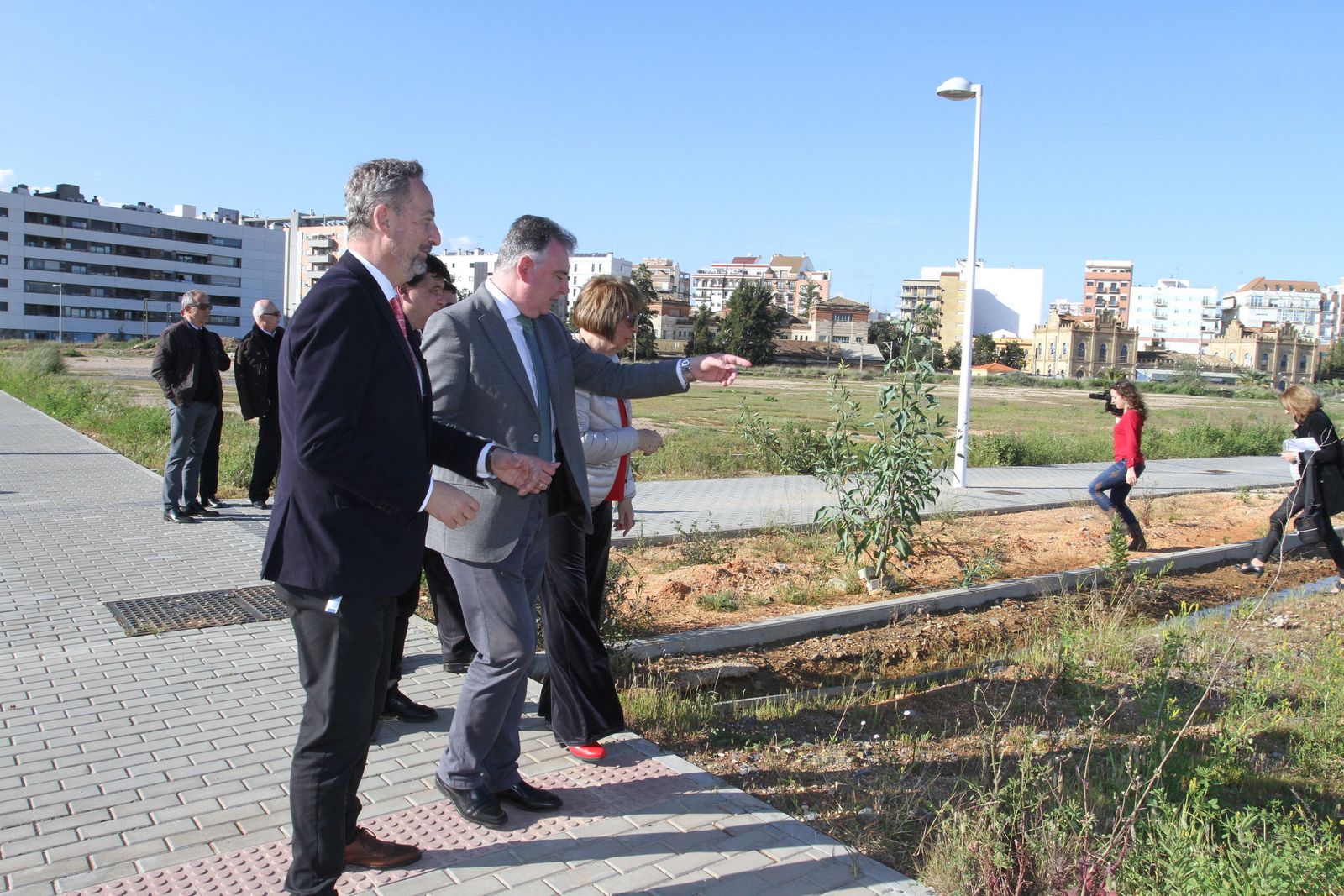 Visita de las autoridades al solar en el que irá el centro en el pasado mes de marzo.