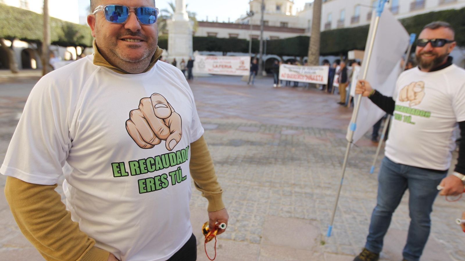 Camisetas con eslogan: "El recaudador eres tú"