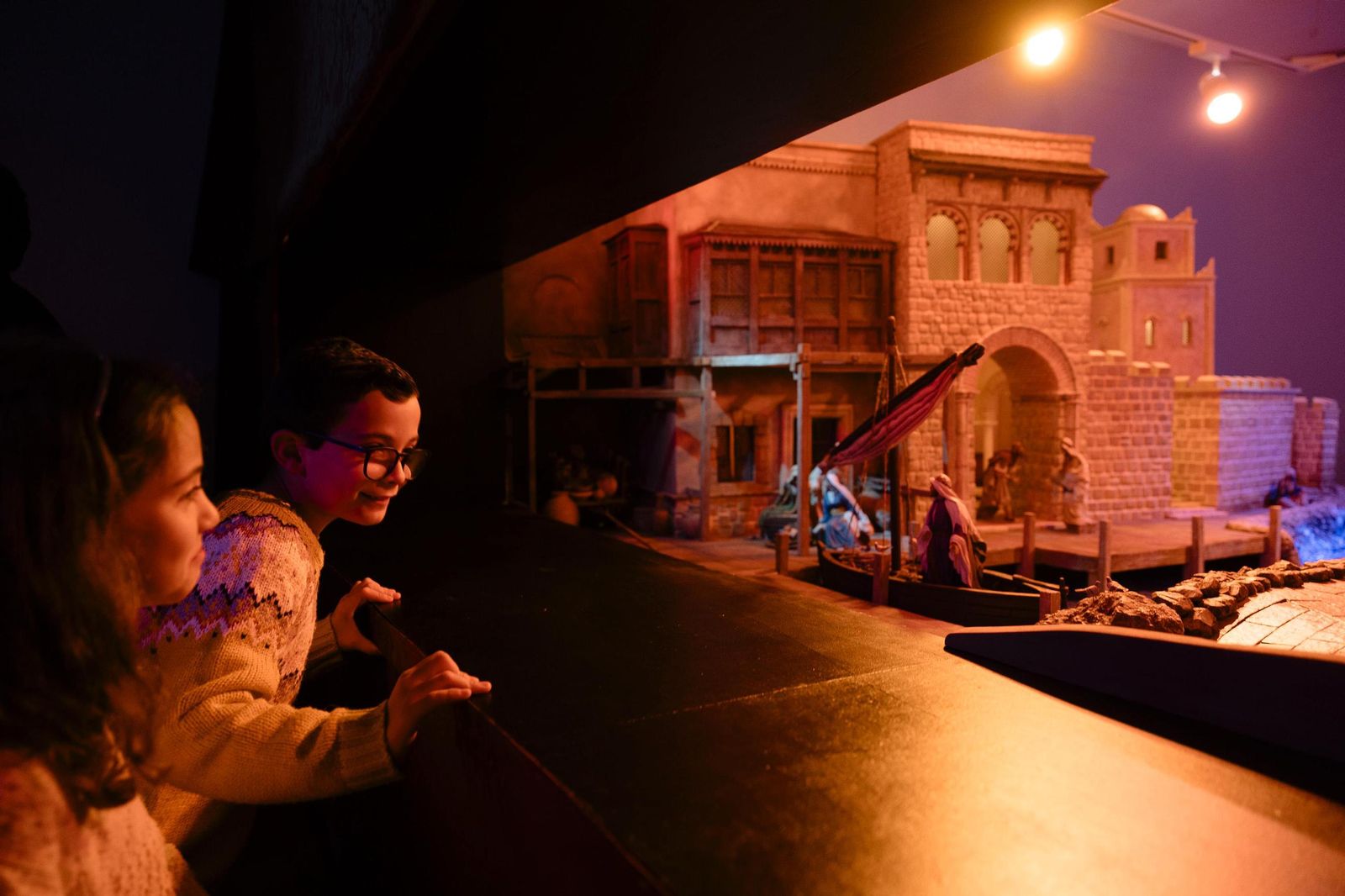 Dos pequeños contemplan el belén municipal.