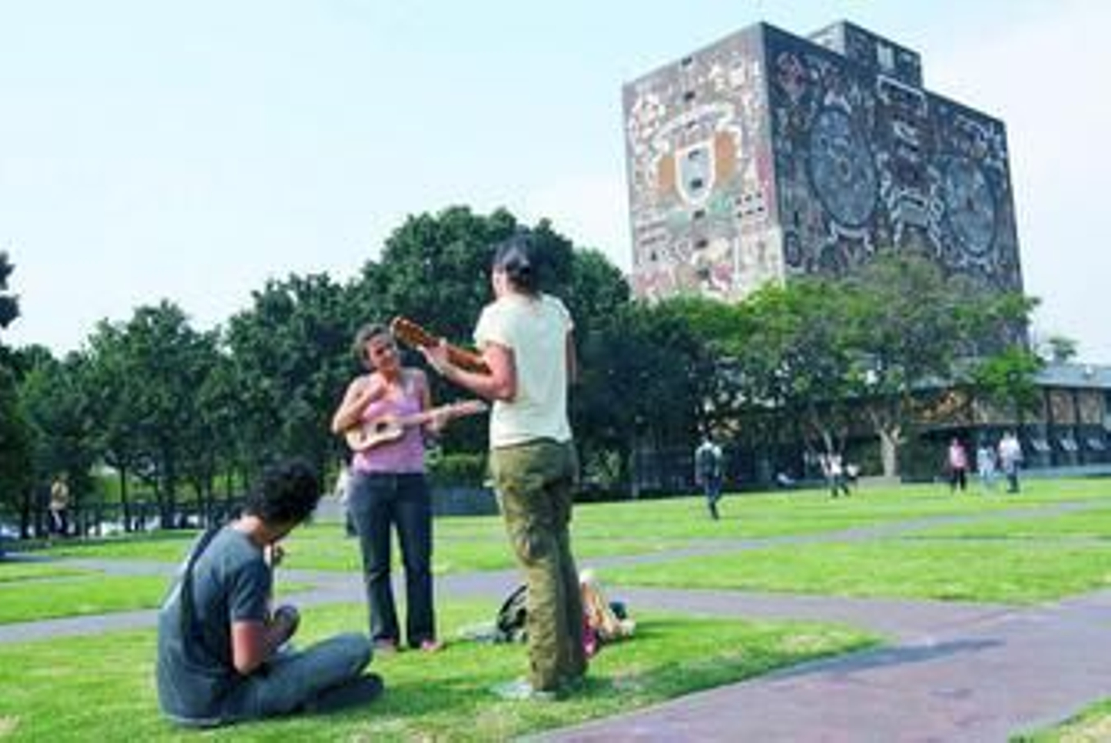 Imagen tomada ayer en el exterior del edificio de la UNAM, en Ciudad de México, cuyo campus cuenta con murales de Diego Rivera. Imagen tomada ayer en el exterior del edificio de la UNAM, en Ciudad de México, cuyo campus cuenta con murales de Diego Rivera.