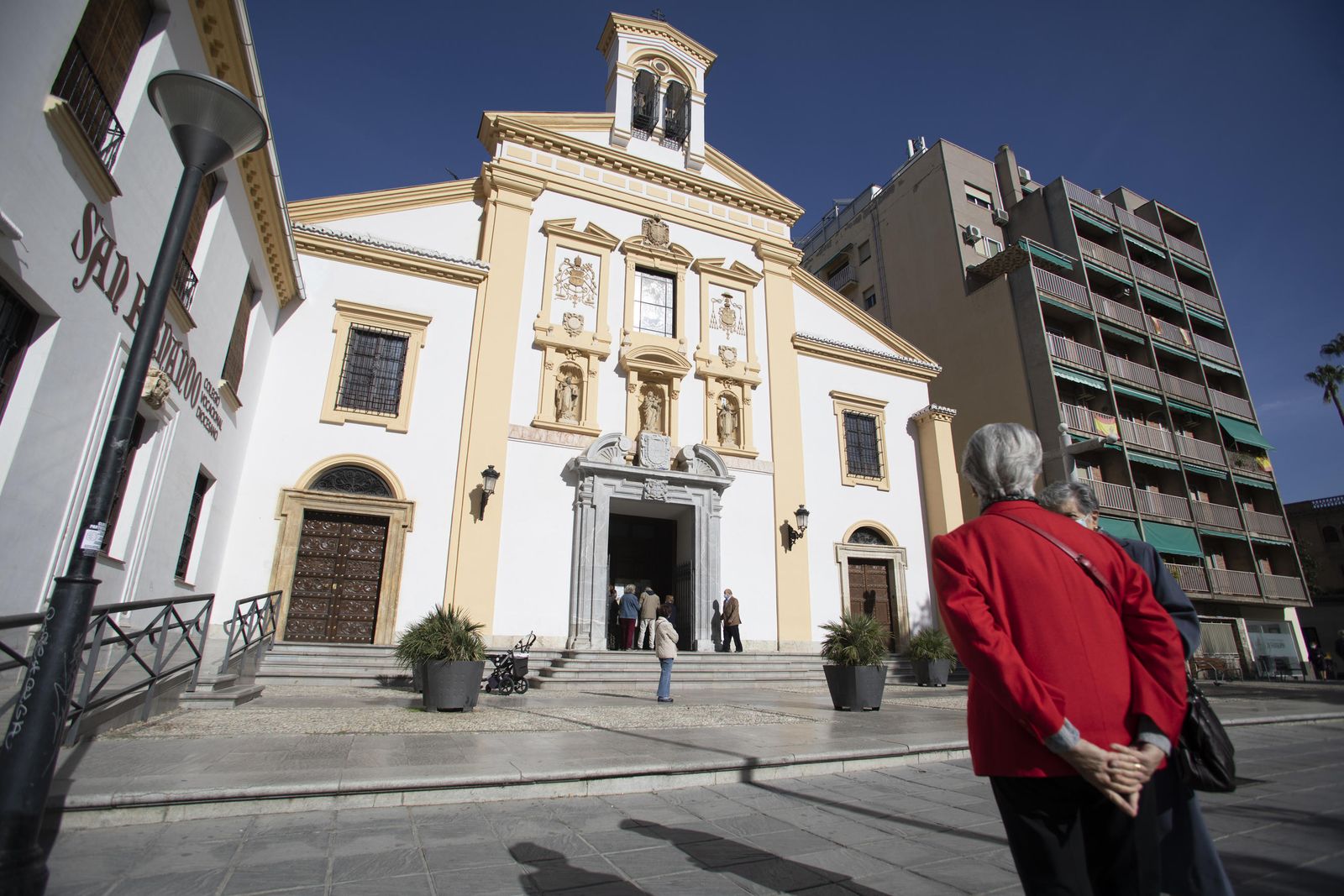 Fotos de cafeterías, parques y la 'Marcha Verde' vacía en el domingo de Granada