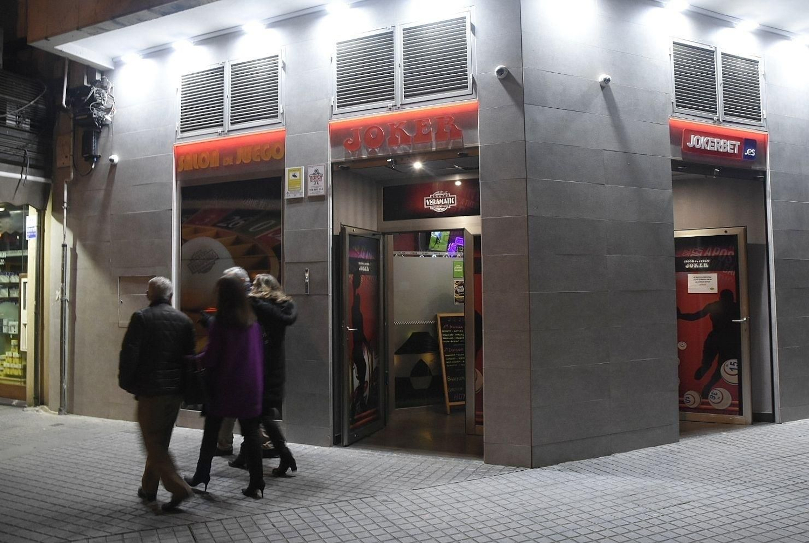 Acceso a un salón de juegos en el centro de Córdoba