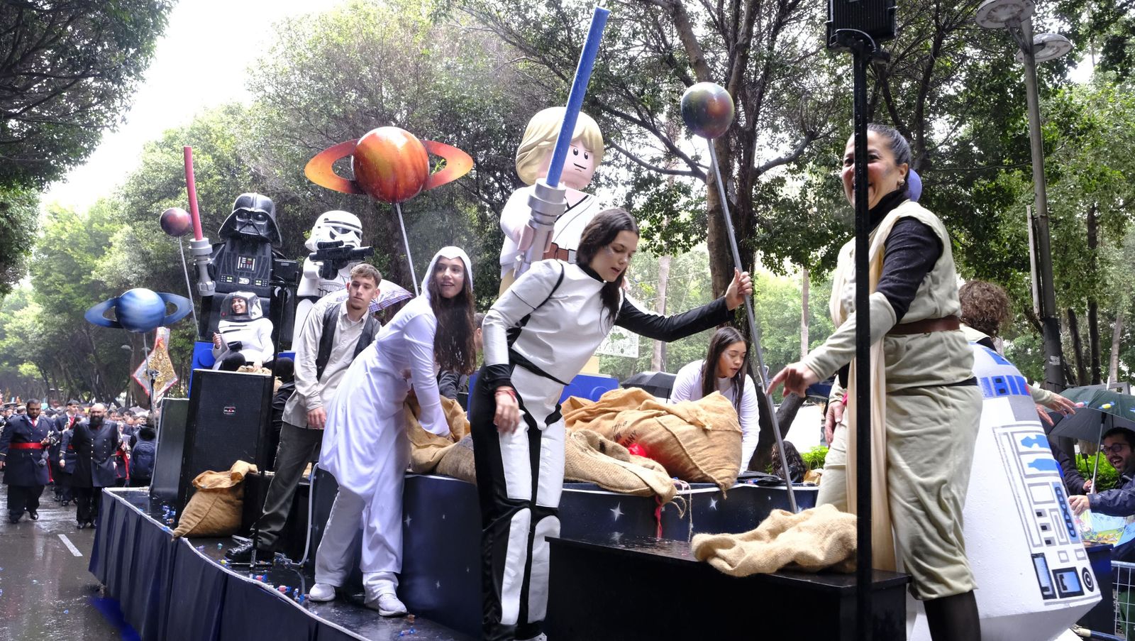 Fotografías de la cabalgata de los Reyes Magos pasada por agua en Almería