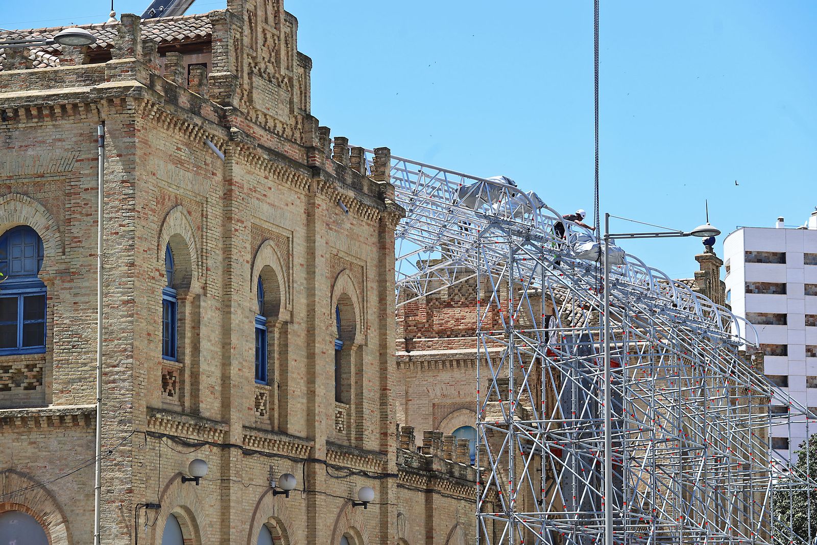 Imágenes del montaje del techo de la antigua estación de trenes de Huelva