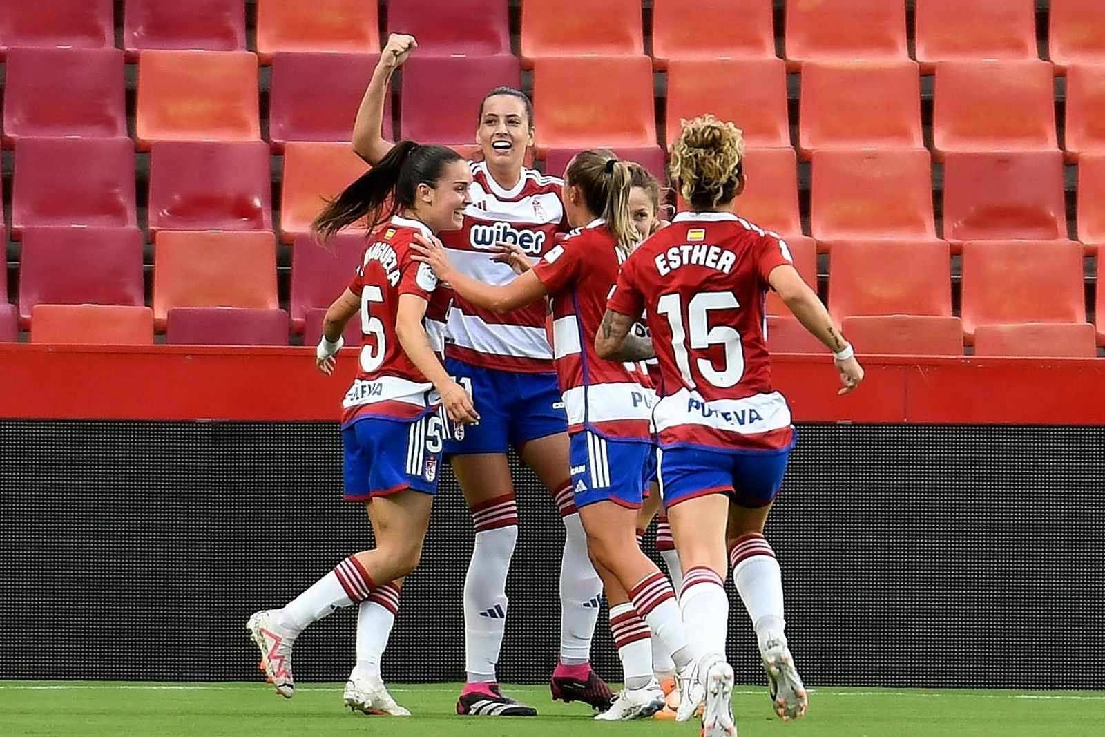 Andrea Gómez celebra un tanto con la camiseta rojiblanca.