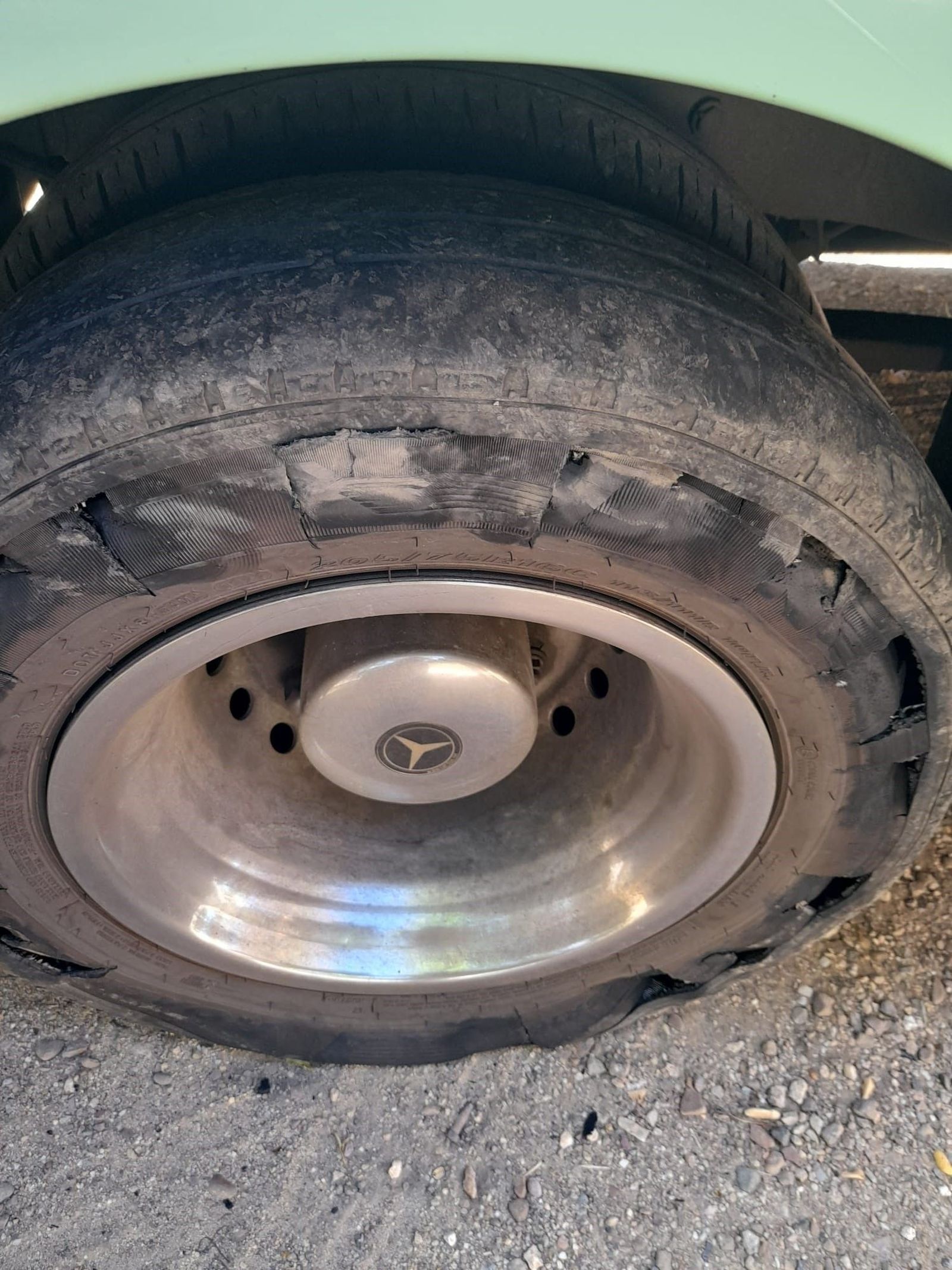 Rueda en mal estado de un microbús del servicio a demanda