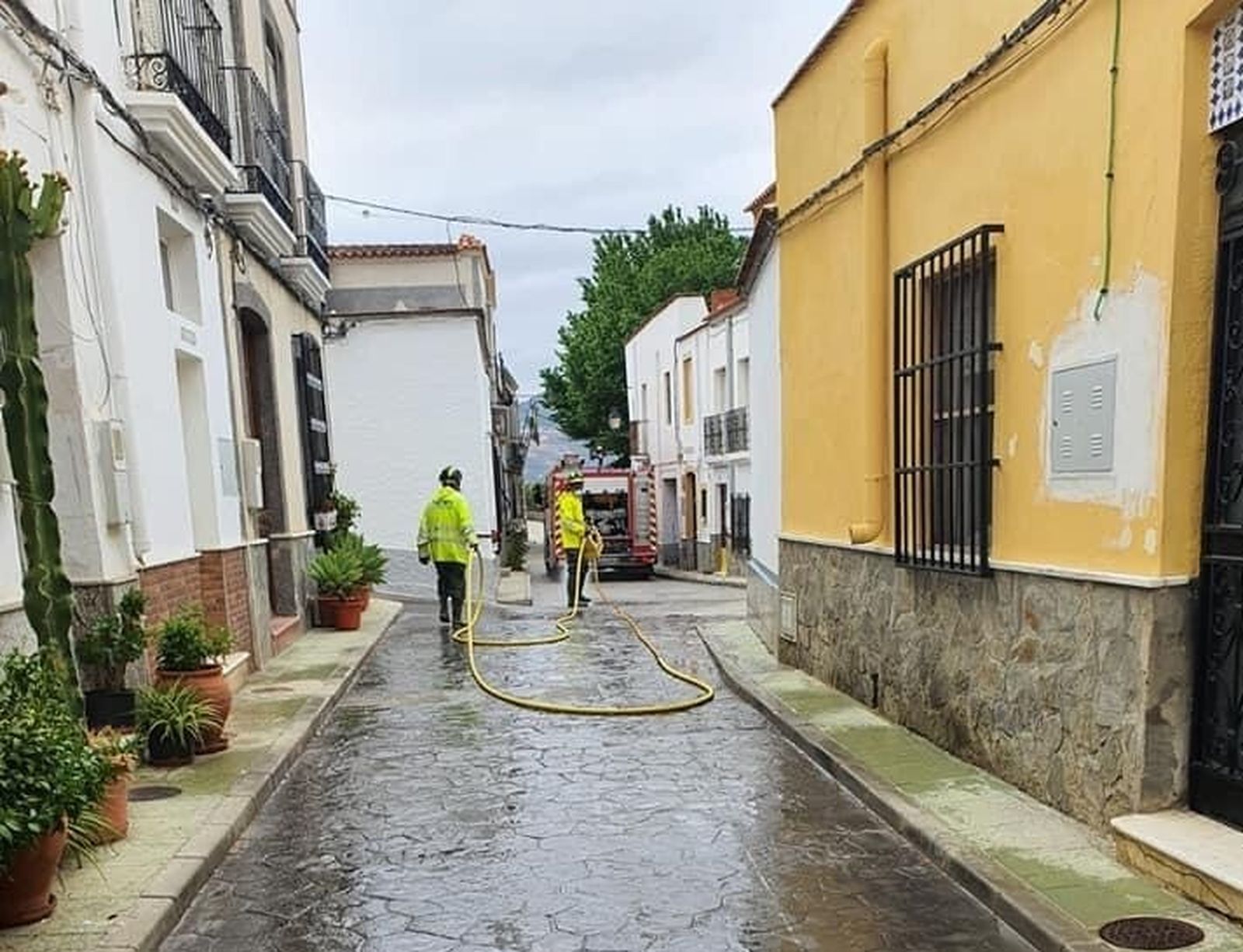 Bomberos del Poniente y Levante realizan labores de desinfección en una treintena de municipios
