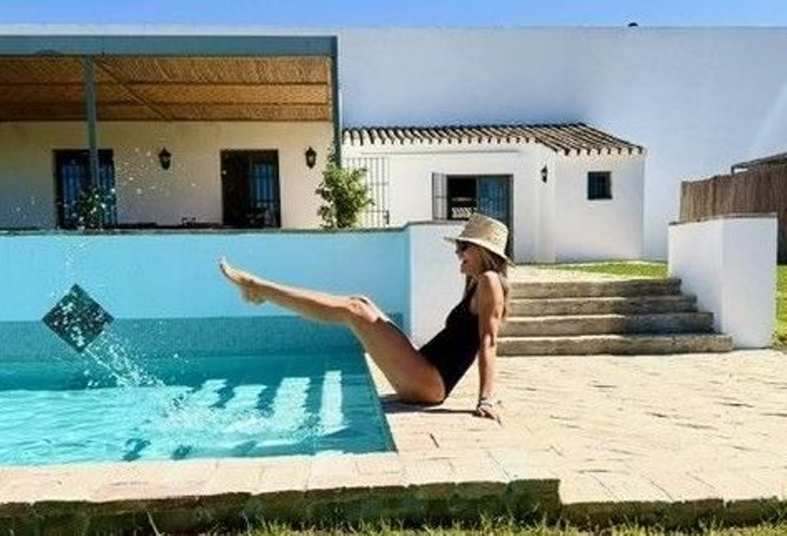 La modelo y actriz Laura Sánchez en la piscina de Villa Romanito, la espectacular casa rural de Jerez en la que ha estado recientemente