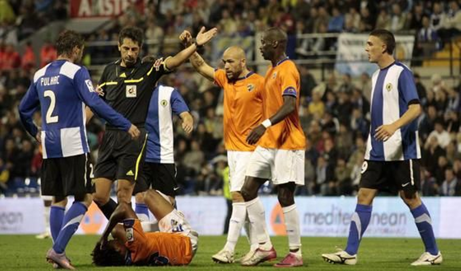 Los jugadores del Málaga protestan una falta. / LOF