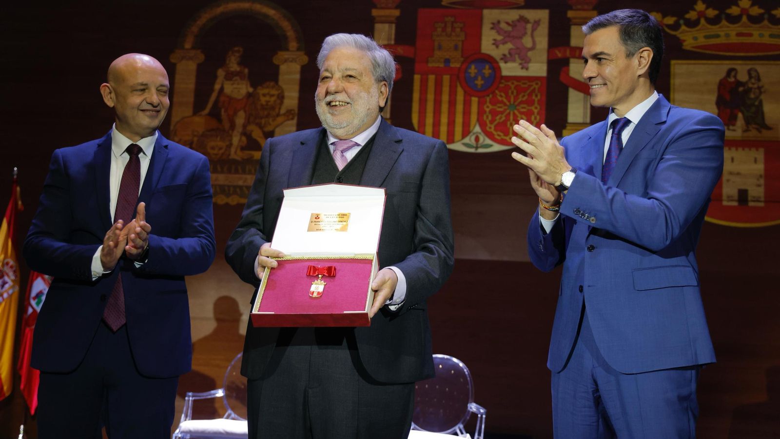 Francisco Toscano recogiendo su medalla de la ciudad.