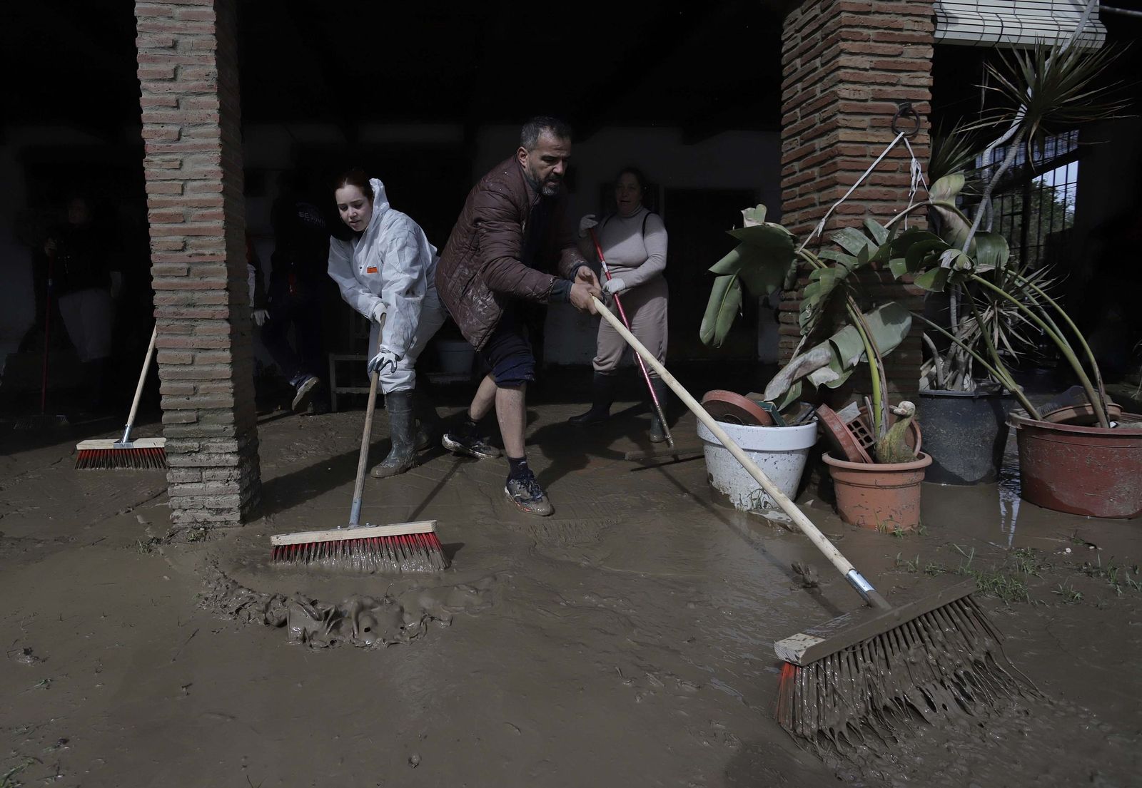San Martín del Tesorillo quedó aislado durante al menos dos días debido al corte de las vías de acceso y más de un centenar de casas sufrieron inundaciones graves. Vecinos del municipio durante las tareas de limpieza en una de las viviendas afectadas en la calle San Roque.