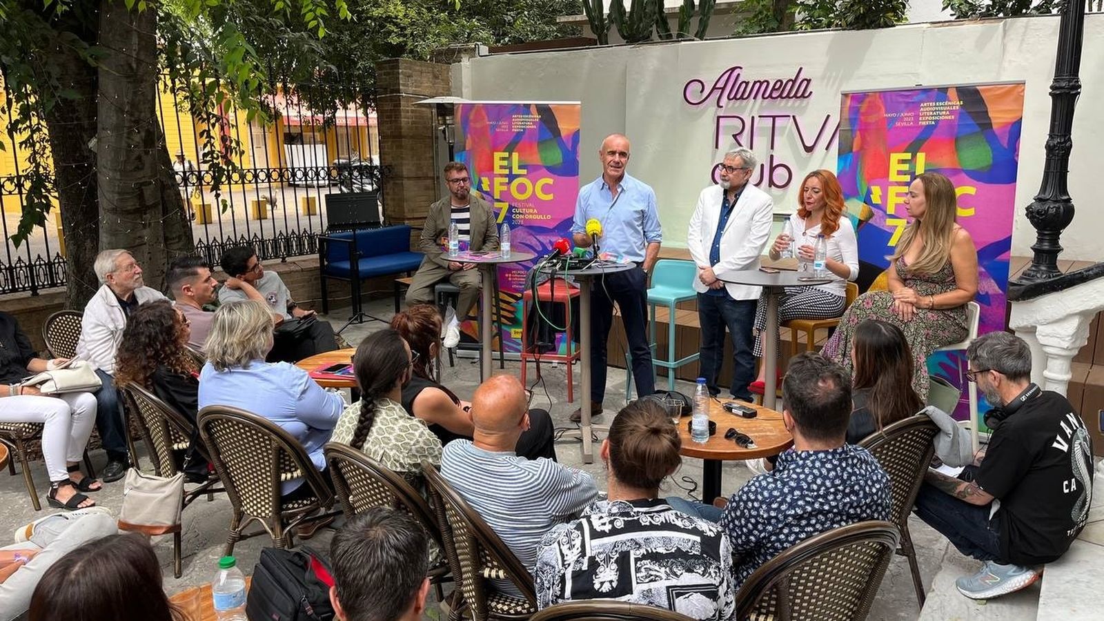 Muñoz en una cita en la Alameda de Hércules sobre la diversidad sexual.