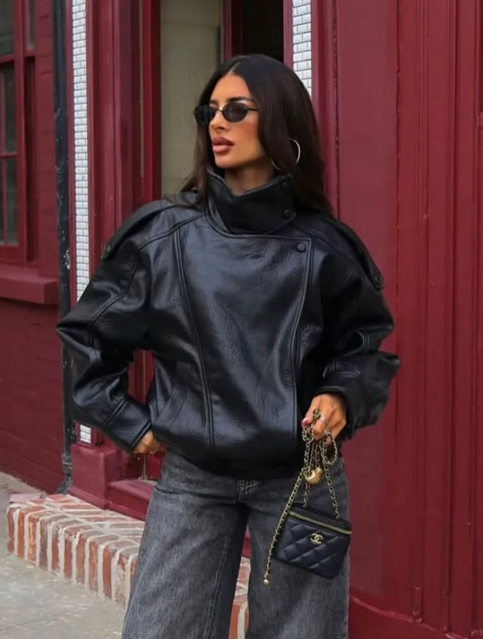 Total look en negro con la chaqueta viral de Zara.