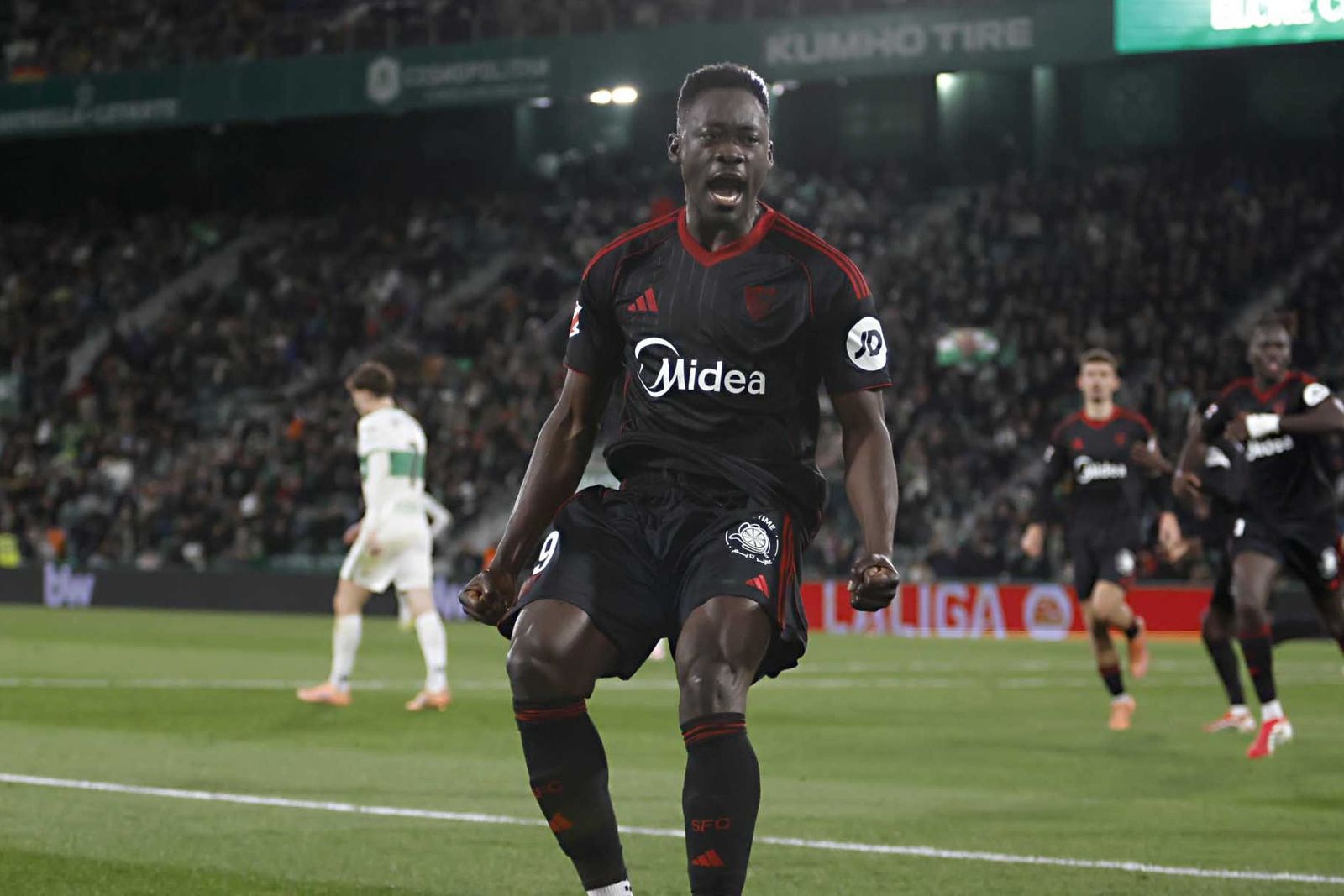 Akor Adams grita con  fuera uno de sus dos goles.