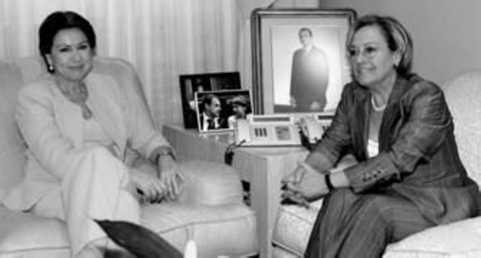 Una imagen de la reunión celebrada en junio entre la ministra de Fomento, Magdalena Álvarez, y la presidenta de la Diputación, Petronila Guerrero.