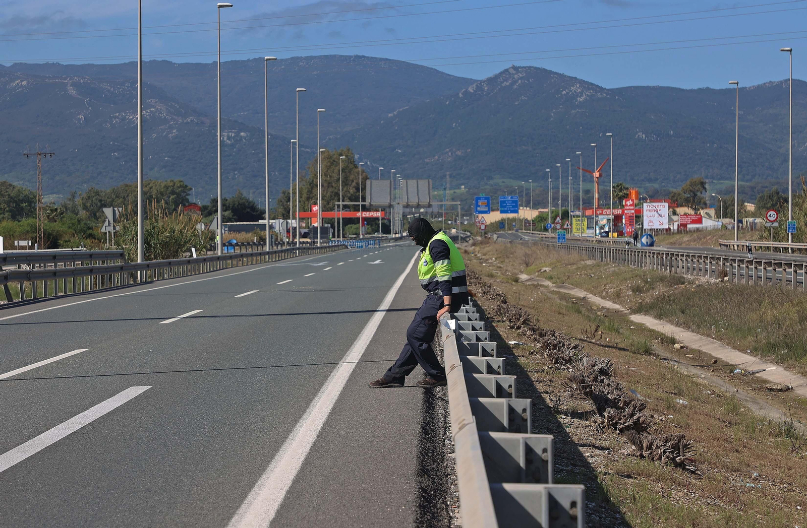 El nuevo corte de la A7 por los huelguistas de Acerinox, en imágenes