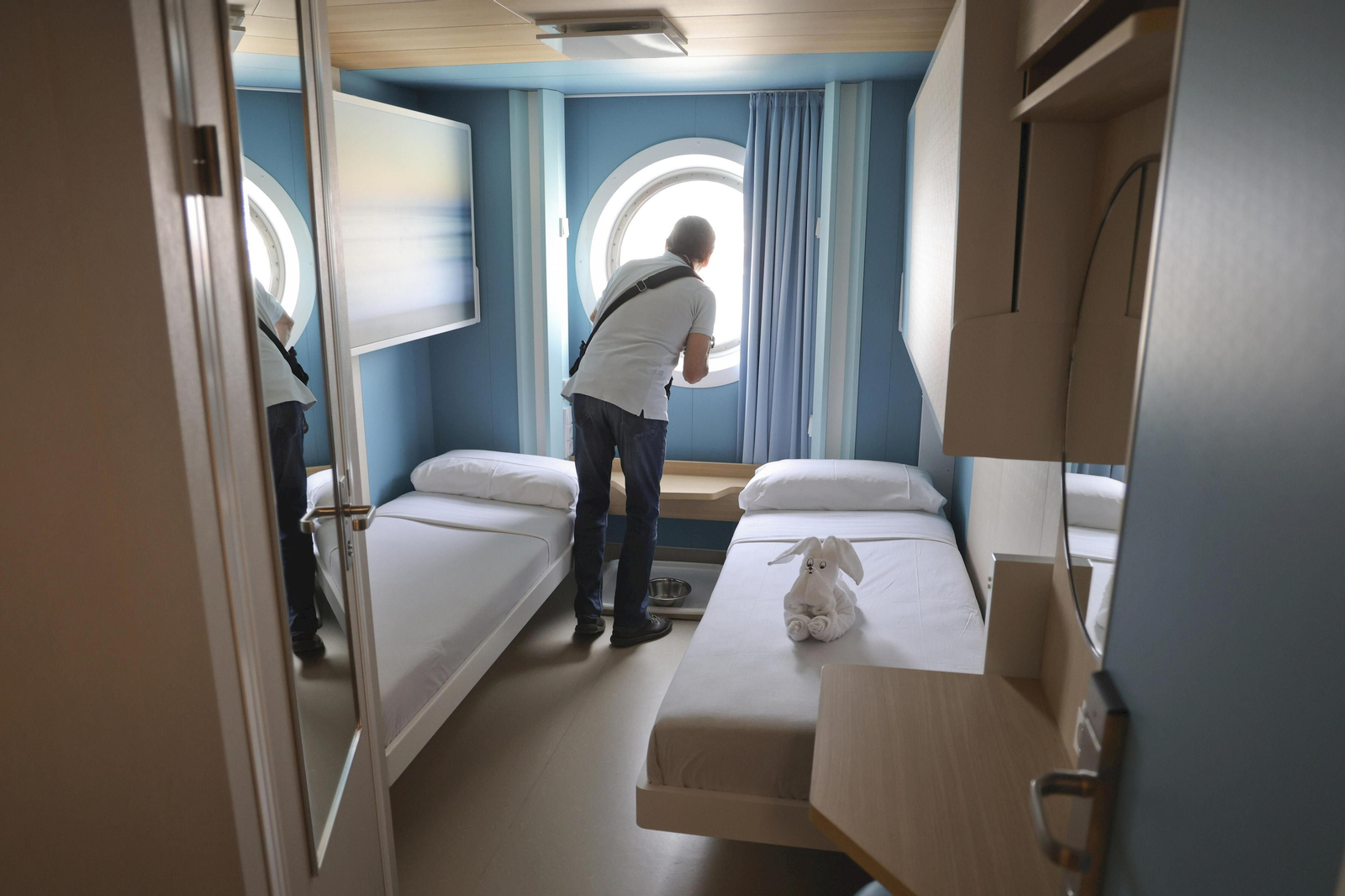 Así es el nuevo ferry ‘Rusadir’ que ha presentado Baleària en el puerto de Málaga.