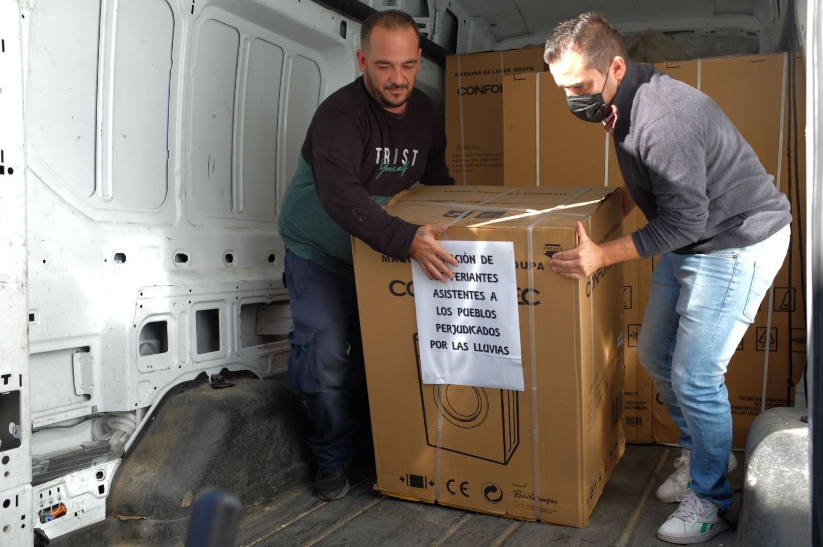 Traslado de algunos de los electrodomésticos donados por los feriantes en Ayamonte.