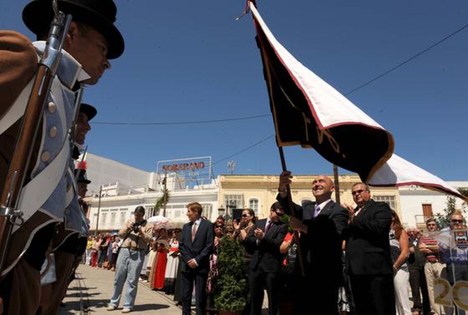 Unas 200 personas participan en el desfile de presentación del pendón de Fernando VII, recuperado para el Diez, ataviados con uniformes históricos.

Foto: Elias Pimentel