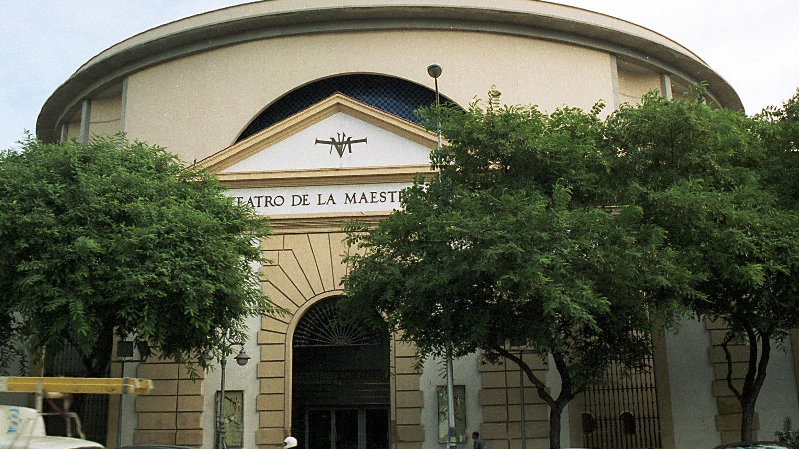 El Teatro de la Maestranza con la fachada de la antigua Maestranza de Artillería.