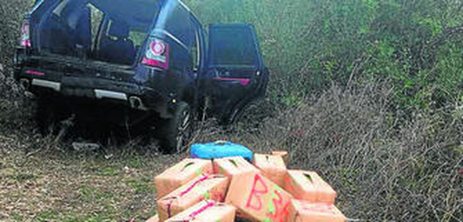 El Range Rover alcanzado por el disparo de los agentes y la droga.