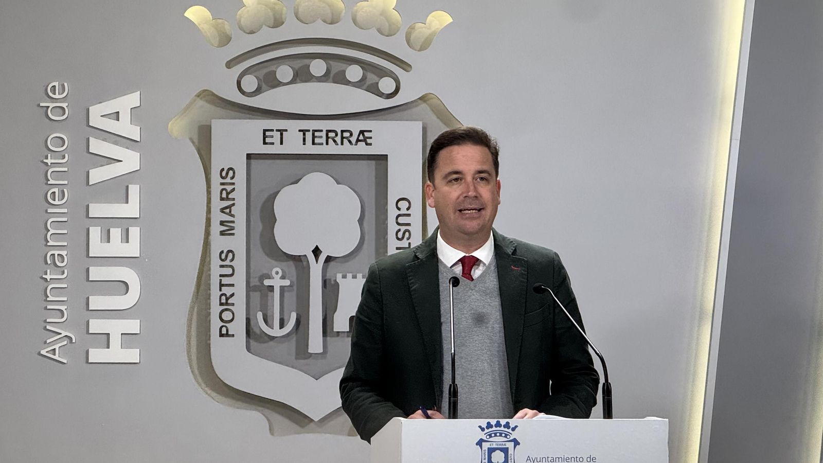 Nacho Molina, concejal de Cultura y Patrimonio Arqueológico, anunciando la agenda cultural de Huelva en abril.