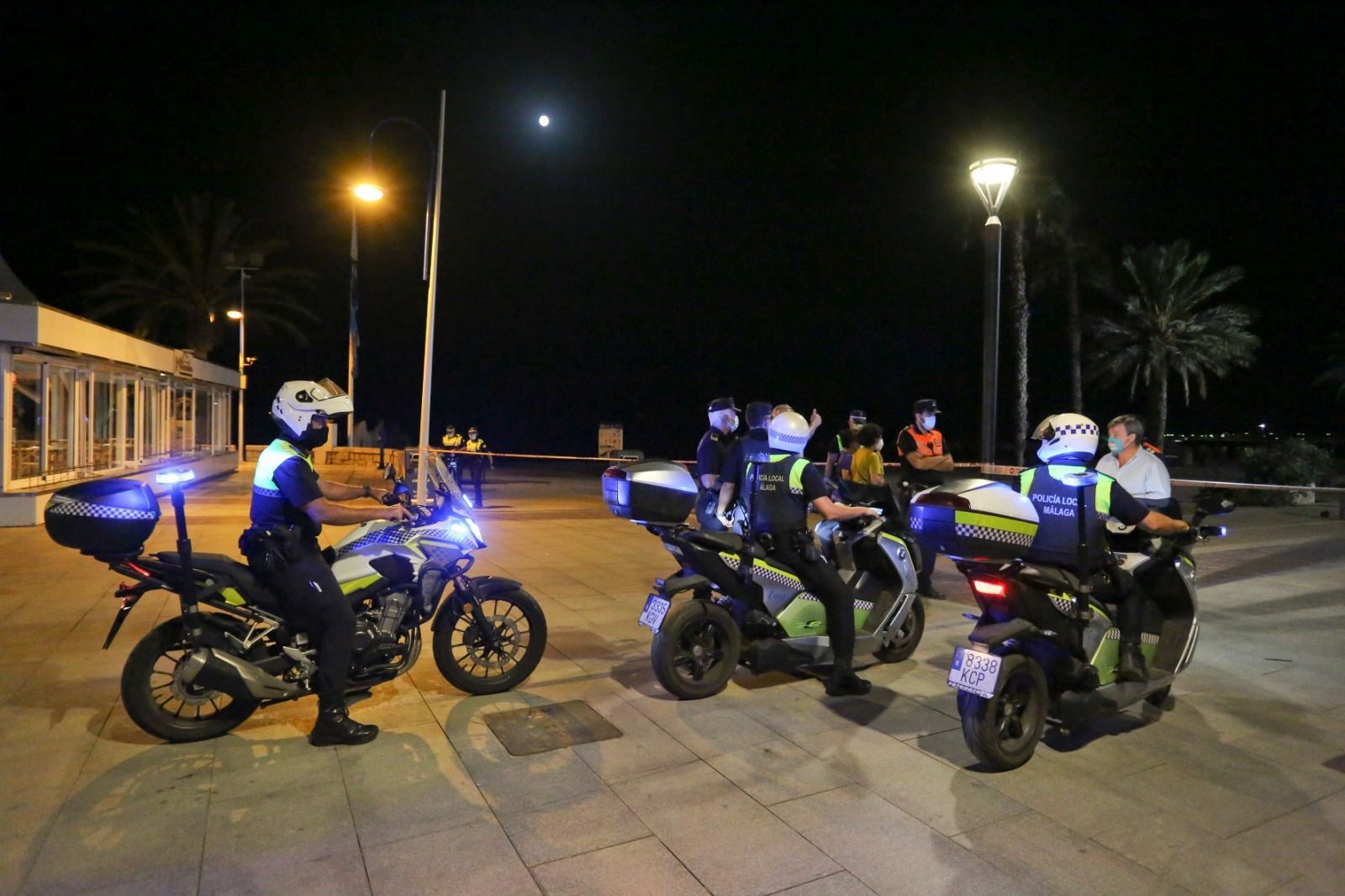 Fotos: Primera noche de cierre de playas en Málaga