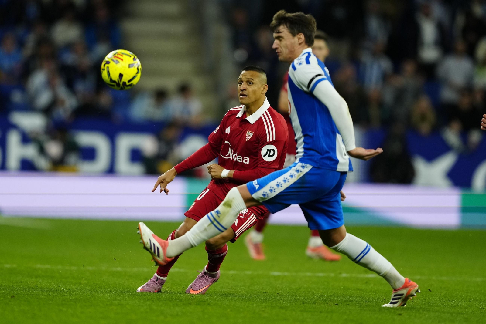 Alexis Sánchez ante Urko González.