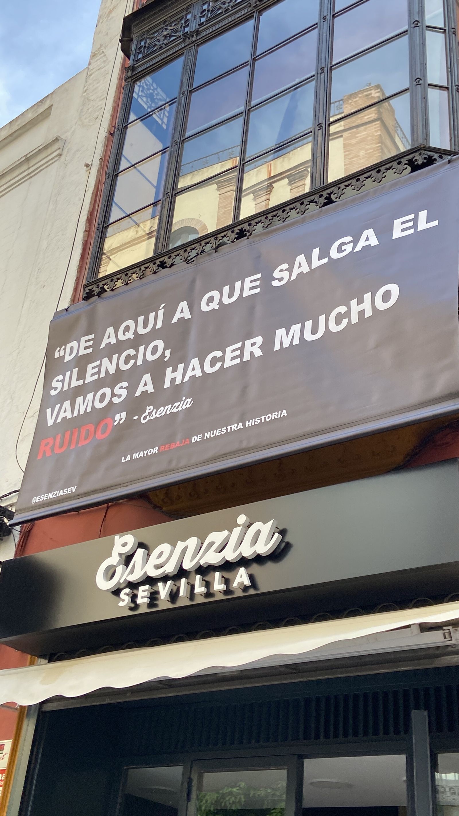 Mensaje del toldo en la tienda Esenzia, que permanecerá hasta el Domingo de Resurrección: "De aquí a que salga El Silencio, vamos a hacer mucho ruido".