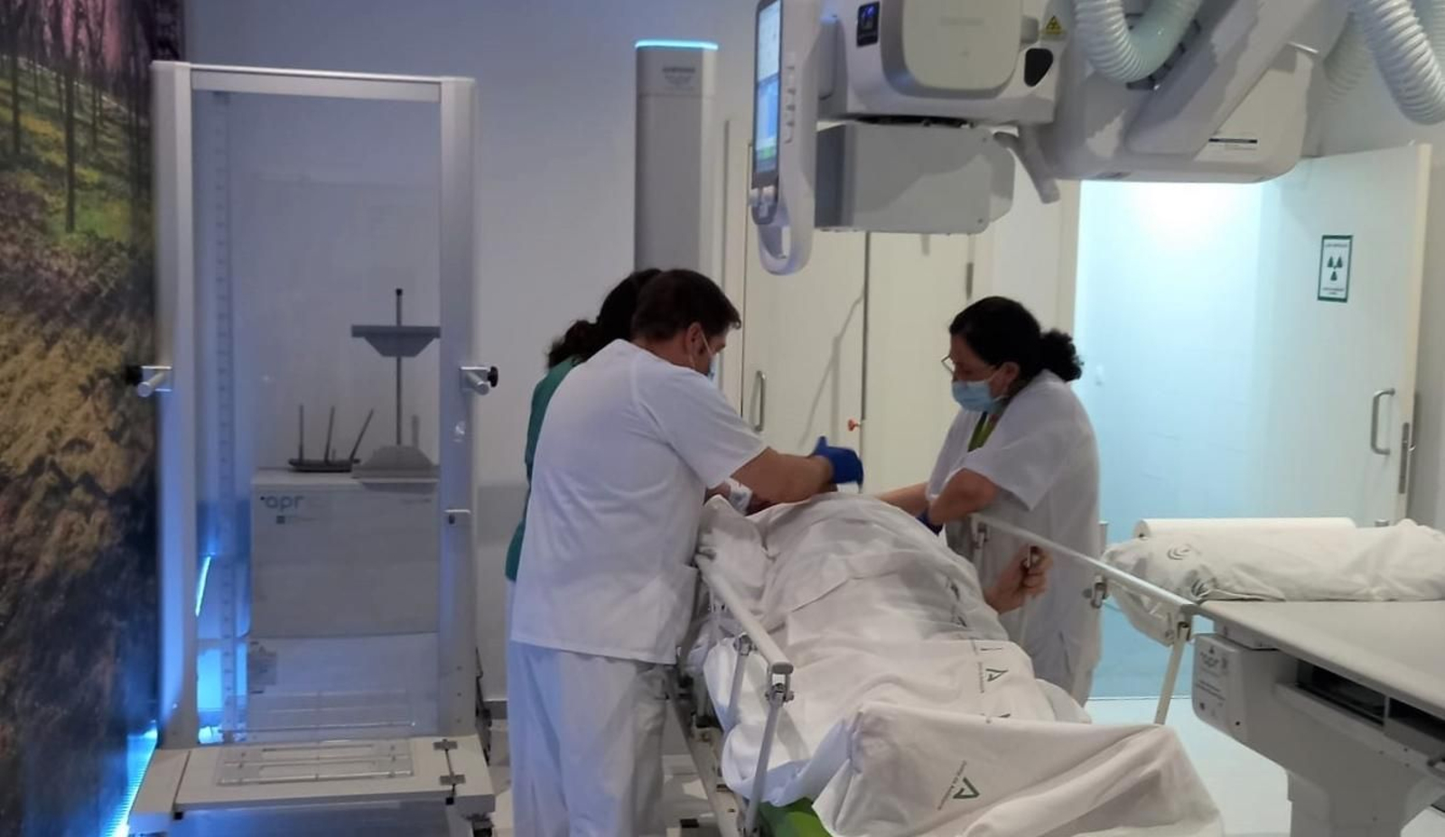 Profesionales del Hospital de Loja atienden a un paciente en la sala de Radiología