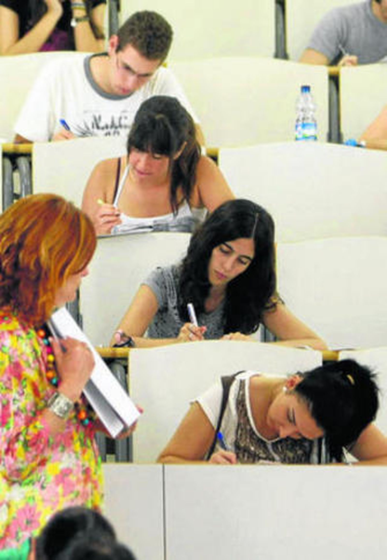 Alumnos examinándose en un centro de la UCA.